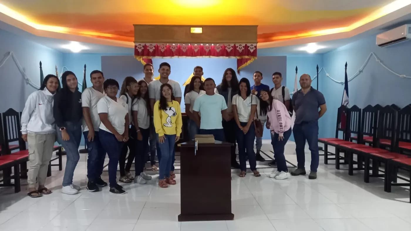 Registro fotográfico: PROJETO “MAÇONARIA DE PORTAS ABERTAS” – 1ª AULA DE CAMPO COM JOVENS NO INTERIOR DE UMA LOJA MAÇÔNICA.