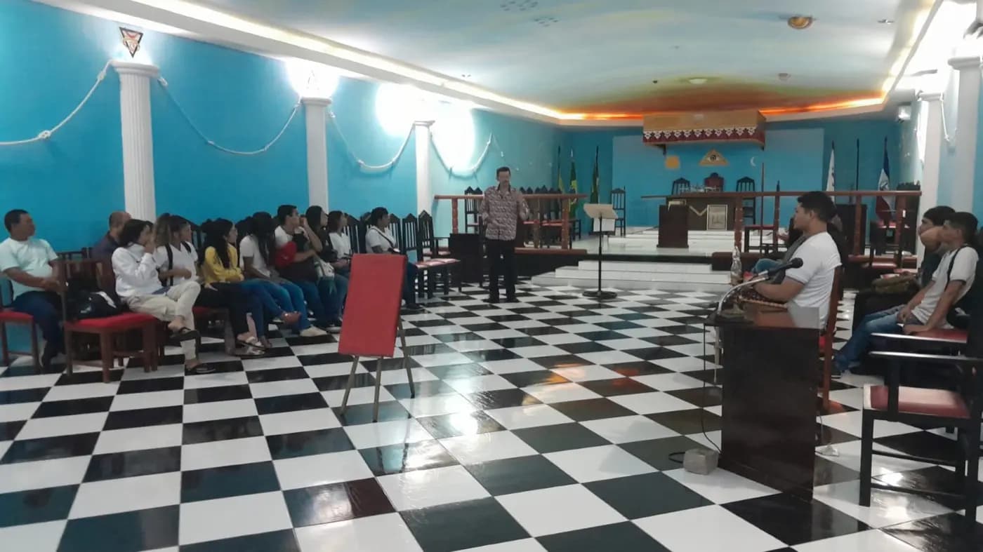 Registro fotográfico: PROJETO “MAÇONARIA DE PORTAS ABERTAS” – 1ª AULA DE CAMPO COM JOVENS NO INTERIOR DE UMA LOJA MAÇÔNICA.
