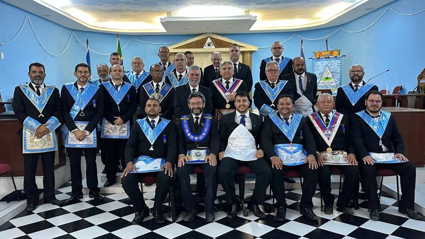 Registro fotográfico: PARTICIPAÇÃO DO PODEROSO IRMÃO MANUELITO WANDERLEY CÂMARA DE SENA, SECRETÁRIO DE EDUCAÇÃO E CULTURA DO GOB/RN, NA SESSÃO MAGNA DE INICIAÇÃO OCORRIDA NA ARLS AURORA DO ORIENTE, N° 3.269, ORIENTE DE PARNAMIRIM/RN
