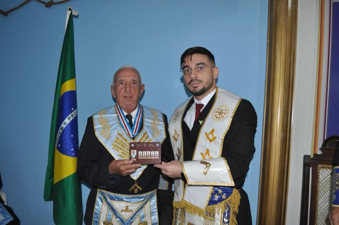 Registro fotográfico: SESSÃO MAGNA PÚBLICA ALUSIVA AO 10º ANO DE FUNDAÇÃO DA ARLS UNIVERSITÁRIA POETA RENATO CALDAS, Nº 4.307, ORIENTE DE ASSU/RN