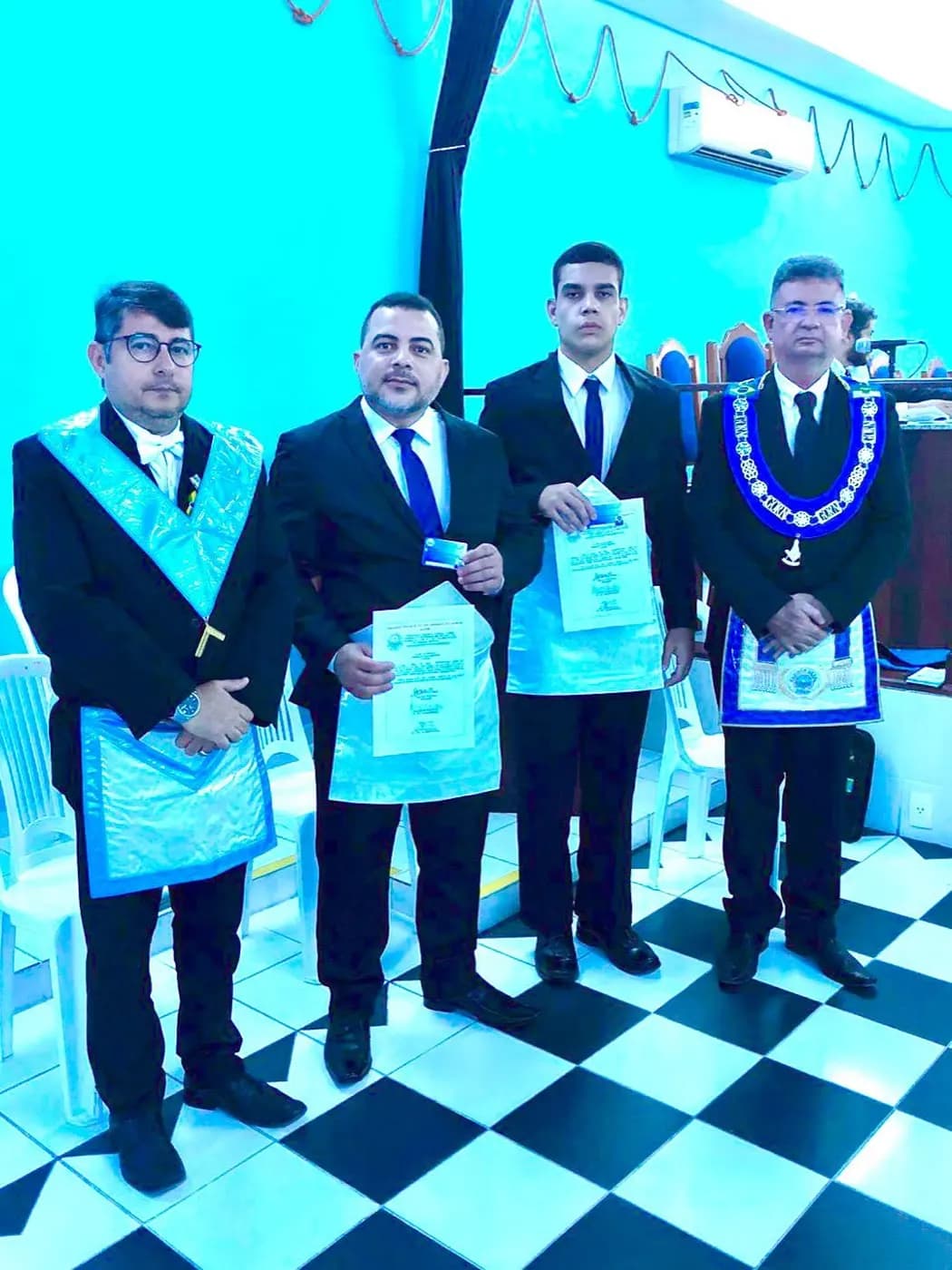 Registro fotográfico: PARTICIPAÇÃO DO VENERÁVEL IRMÃO RANNIERI DAMASCENO DOS SANTOS, VENERÁVEL MESTRE DA ARLS UNIVERSITÁRIA ESTRELA NATALENSE (GOB/RN), NA SESSÃO MAGNA DE INICIAÇÃO OCORRIDA NA ARLS UNIVERSITÁRIA LUZES DO ORIENTE (GORN) N° 33, ORIENTE DE NATAL/RN