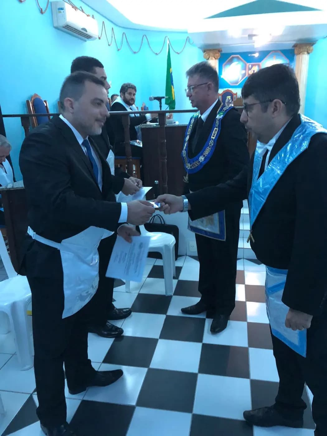 Registro fotográfico: PARTICIPAÇÃO DO VENERÁVEL IRMÃO RANNIERI DAMASCENO DOS SANTOS, VENERÁVEL MESTRE DA ARLS UNIVERSITÁRIA ESTRELA NATALENSE (GOB/RN), NA SESSÃO MAGNA DE INICIAÇÃO OCORRIDA NA ARLS UNIVERSITÁRIA LUZES DO ORIENTE (GORN) N° 33, ORIENTE DE NATAL/RN