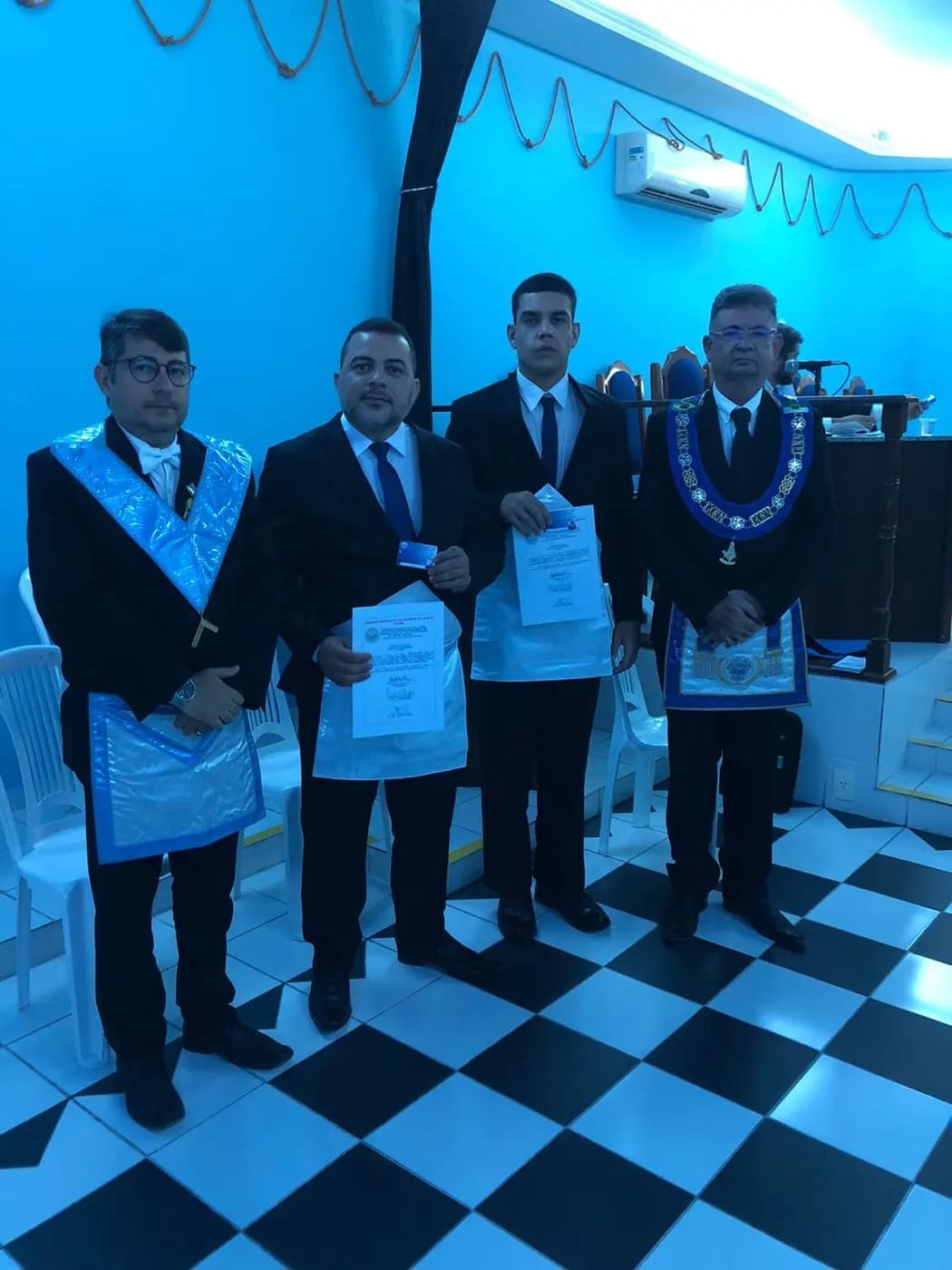Registro fotográfico: PARTICIPAÇÃO DO VENERÁVEL IRMÃO RANNIERI DAMASCENO DOS SANTOS, VENERÁVEL MESTRE DA ARLS UNIVERSITÁRIA ESTRELA NATALENSE (GOB/RN), NA SESSÃO MAGNA DE INICIAÇÃO OCORRIDA NA ARLS UNIVERSITÁRIA LUZES DO ORIENTE (GORN) N° 33, ORIENTE DE NATAL/RN