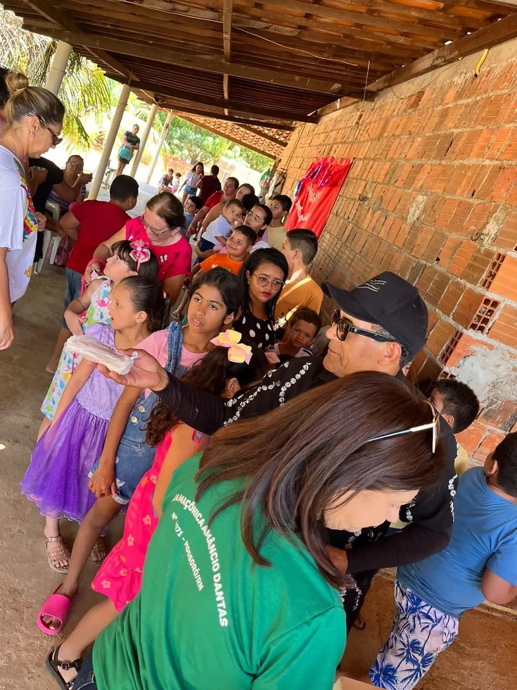 Registro fotográfico: AÇÃO FILANTRÓPICA DO DIA DA CRIANÇA, REALIZADA PELAS LOJAS MAÇÔNICAS JERÔNIMO ROSADO, AMÂNCIO DANTAS, SEBASTIÃO VASCONCELOS DOS SANTOS E FRATERNIDADE ACADÊMICA MOSSOROENSE, EM CONJUNTO COM AS FRATERNIDADES FEMININAS CRUZEIRO DO SUL
