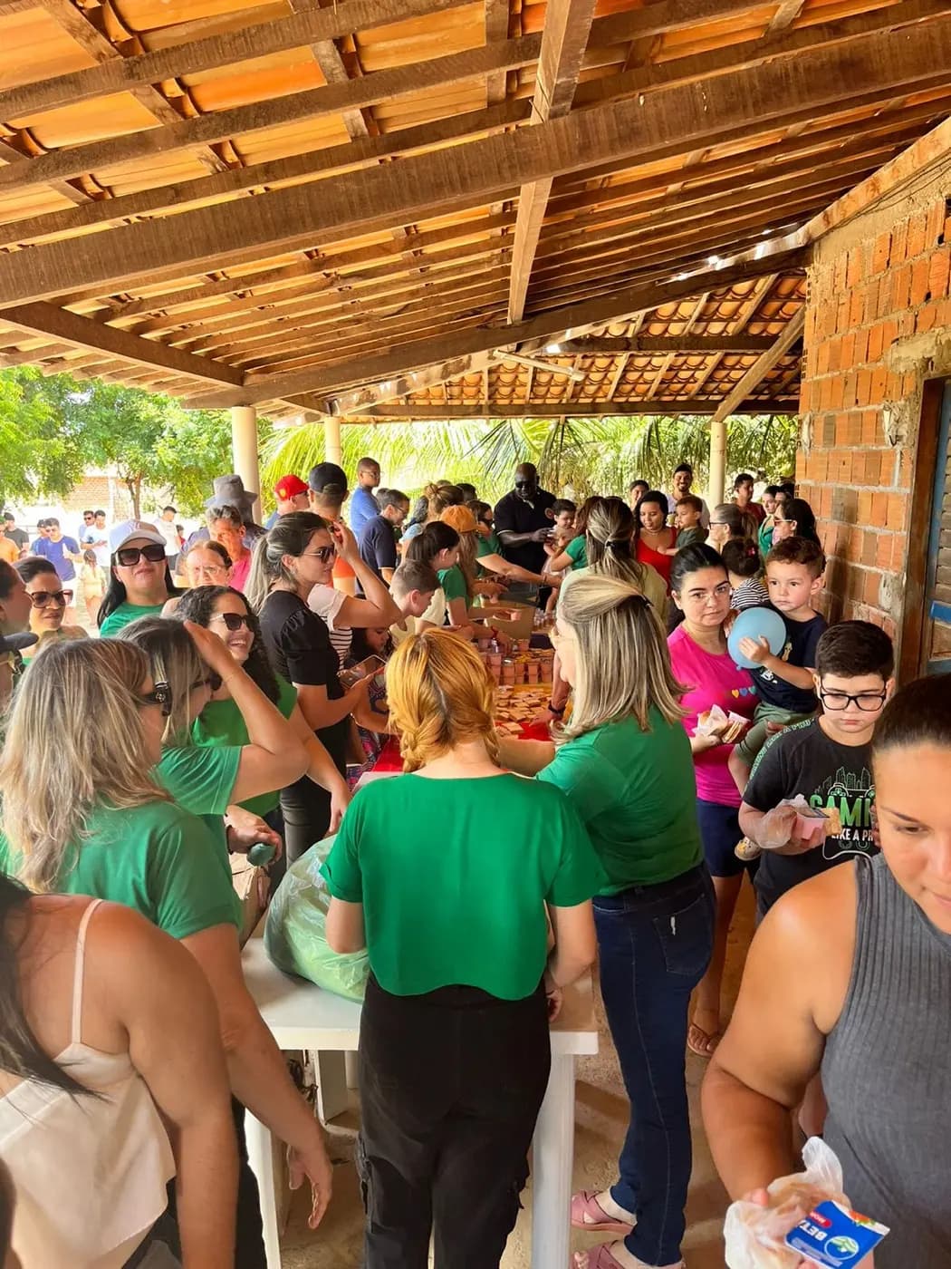 Registro fotográfico: AÇÃO FILANTRÓPICA DO DIA DA CRIANÇA, REALIZADA PELAS LOJAS MAÇÔNICAS JERÔNIMO ROSADO, AMÂNCIO DANTAS, SEBASTIÃO VASCONCELOS DOS SANTOS E FRATERNIDADE ACADÊMICA MOSSOROENSE, EM CONJUNTO COM AS FRATERNIDADES FEMININAS CRUZEIRO DO SUL