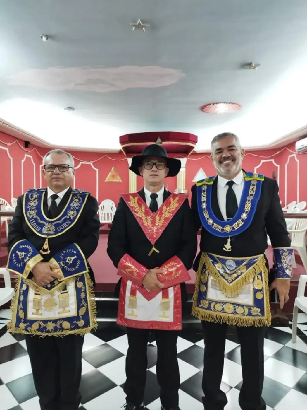 Registro fotográfico: PARTICIPAÇÃO DO GRÃO-MESTRE DO GOB/RN E COMITIVA NA SESSÃO MAGNA PÚBLICA ALUSIVA AO 38º ANO DE FUNDAÇÃO DA ARLS FRATERNIDADE DE PONTA NEGRA, Nº 19, ORIENTE DE NATAL/RN, JURISDICIONADA AO GRANDE ORIENTE DO RIO GRANDE DO NORTE (GORN)