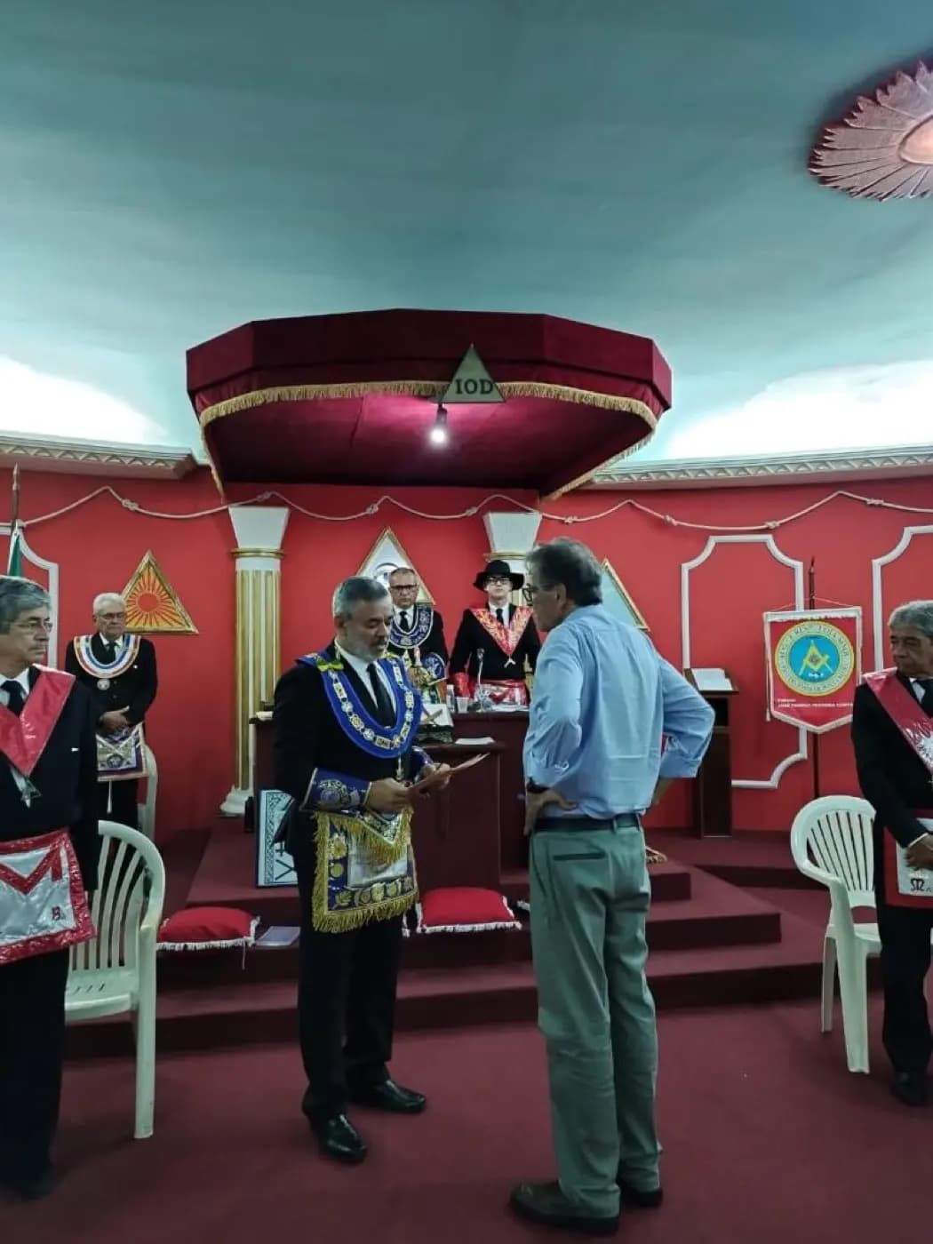 Registro fotográfico: PARTICIPAÇÃO DO GRÃO-MESTRE DO GOB/RN E COMITIVA NA SESSÃO MAGNA PÚBLICA ALUSIVA AO 38º ANO DE FUNDAÇÃO DA ARLS FRATERNIDADE DE PONTA NEGRA, Nº 19, ORIENTE DE NATAL/RN, JURISDICIONADA AO GRANDE ORIENTE DO RIO GRANDE DO NORTE (GORN)