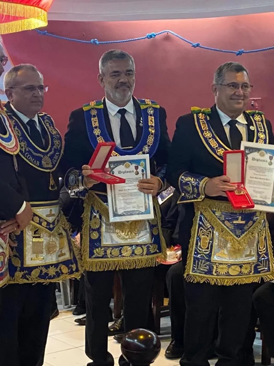 Registro fotográfico: PARTICIPAÇÃO DO GRÃO-MESTRE DO GOB/RN E COMITIVA NA SESSÃO MAGNA PÚBLICA ALUSIVA AO 124º ANO DE FUNDAÇÃO DA LOJA MAÇÔNICA FILHOS DA FÉ, ORIENTE DE NATAL/RN, JURISDICIONADA AO GRANDE ORIENTE DO RIO GRANDE DO NORTE (GORN)