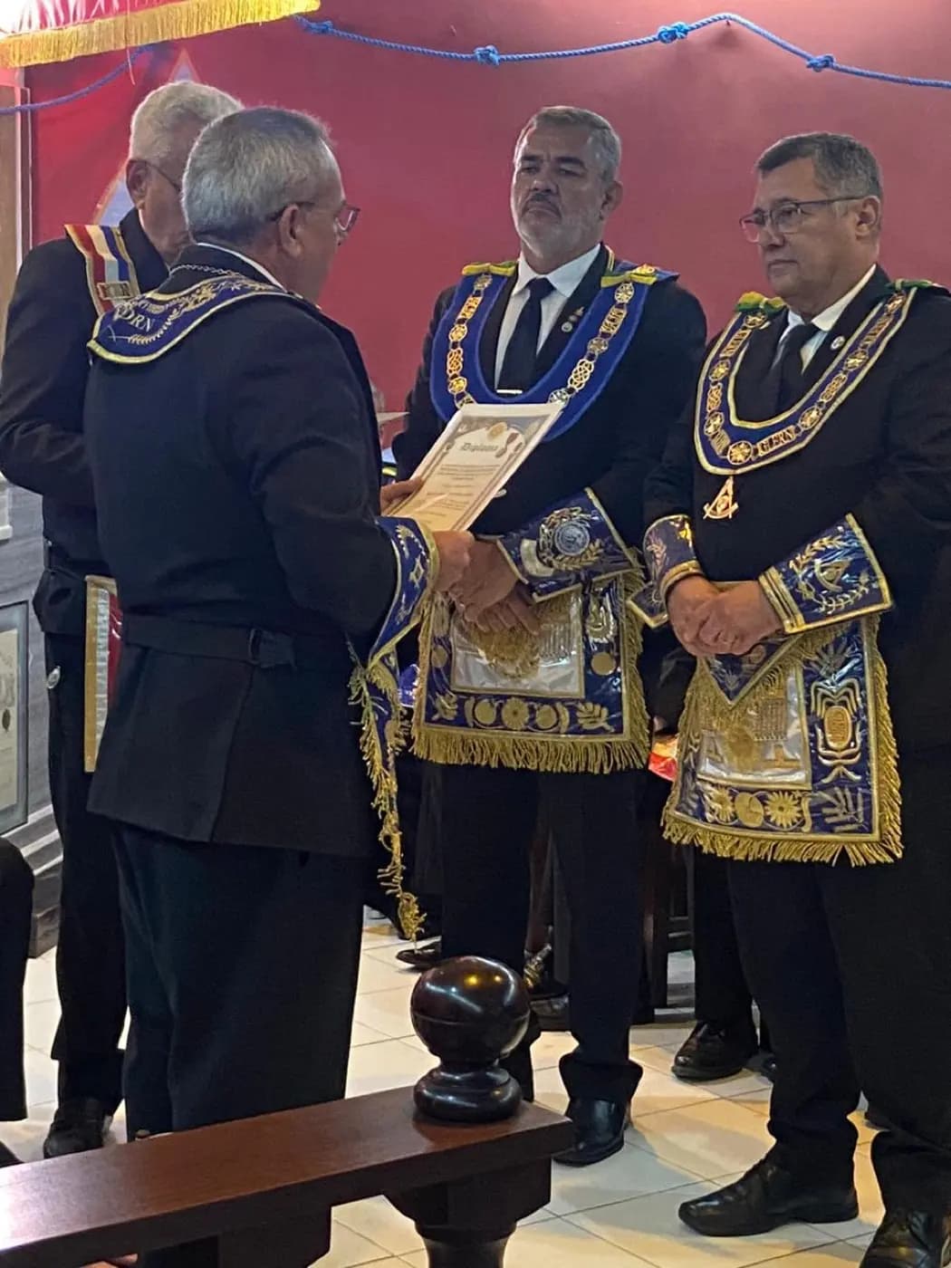 Registro fotográfico: PARTICIPAÇÃO DO GRÃO-MESTRE DO GOB/RN E COMITIVA NA SESSÃO MAGNA PÚBLICA ALUSIVA AO 124º ANO DE FUNDAÇÃO DA LOJA MAÇÔNICA FILHOS DA FÉ, ORIENTE DE NATAL/RN, JURISDICIONADA AO GRANDE ORIENTE DO RIO GRANDE DO NORTE (GORN)