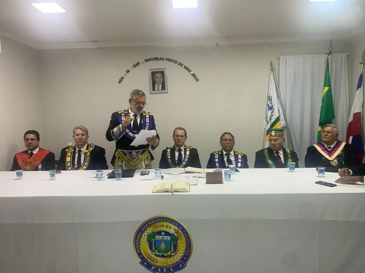Registro fotográfico: PARTICIPAÇÃO DO GRÃO-MESTRE E DO GRÃO-MESTRE ADJUNTO DO GOB/RN NA PRIMEIRA REUNIÃO ORDINÁRIA DE 2024, DA PODERORA ASSEMBLEIA ESTADUAL LEGISLATIVA DO ESTADO DO RIO GRANDE DO NORTE (PAEL/RN).