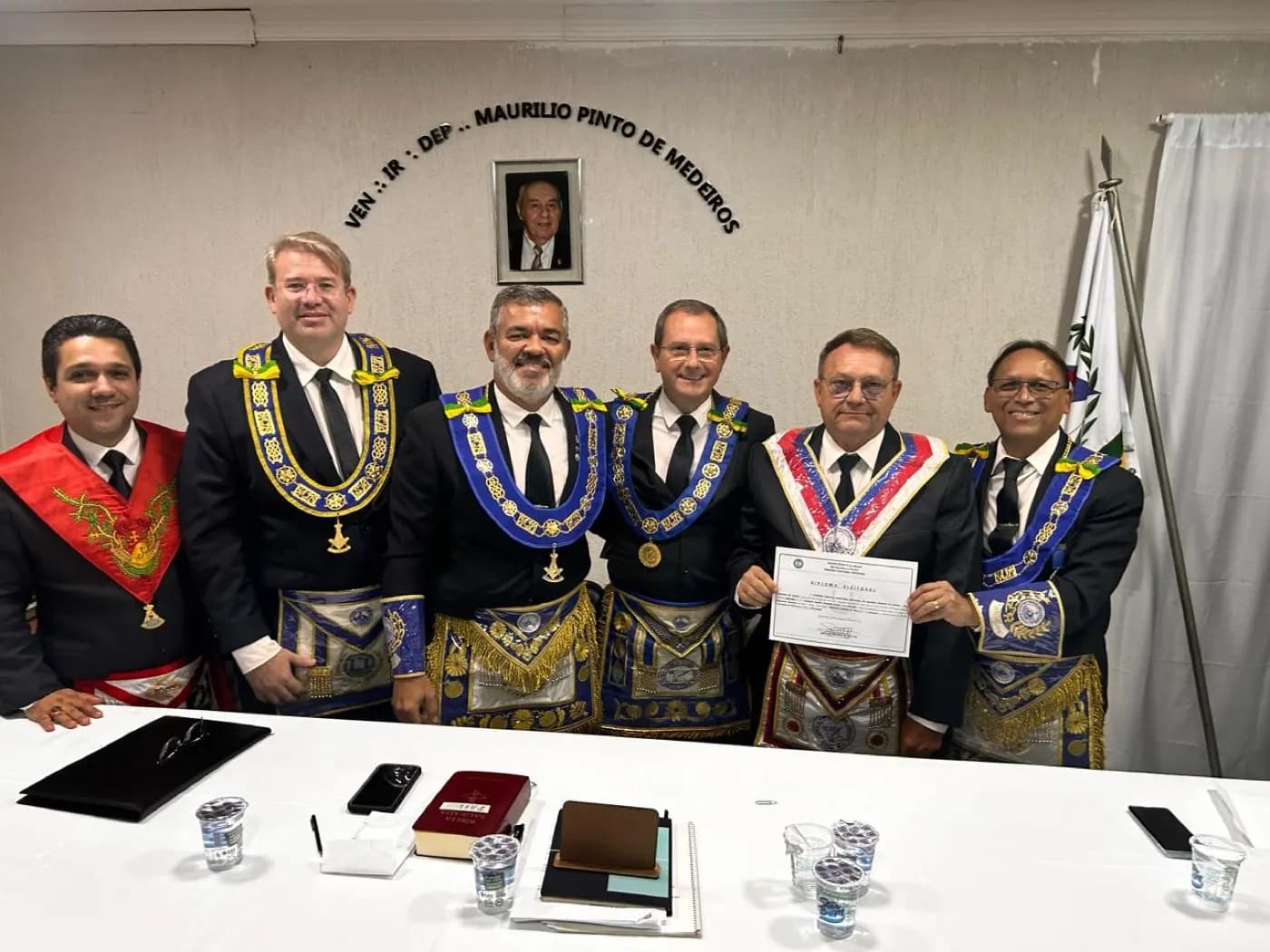 Registro fotográfico: PARTICIPAÇÃO DO GRÃO-MESTRE E DO GRÃO-MESTRE ADJUNTO DO GOB/RN NA PRIMEIRA REUNIÃO ORDINÁRIA DE 2024, DA PODERORA ASSEMBLEIA ESTADUAL LEGISLATIVA DO ESTADO DO RIO GRANDE DO NORTE (PAEL/RN).