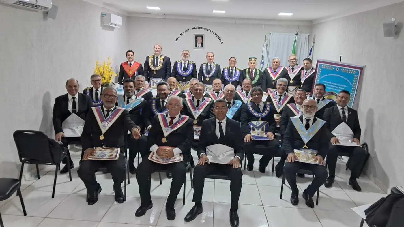 Registro fotográfico: PARTICIPAÇÃO DO GRÃO-MESTRE E DO GRÃO-MESTRE ADJUNTO DO GOB/RN NA PRIMEIRA REUNIÃO ORDINÁRIA DE 2024, DA PODERORA ASSEMBLEIA ESTADUAL LEGISLATIVA DO ESTADO DO RIO GRANDE DO NORTE (PAEL/RN).