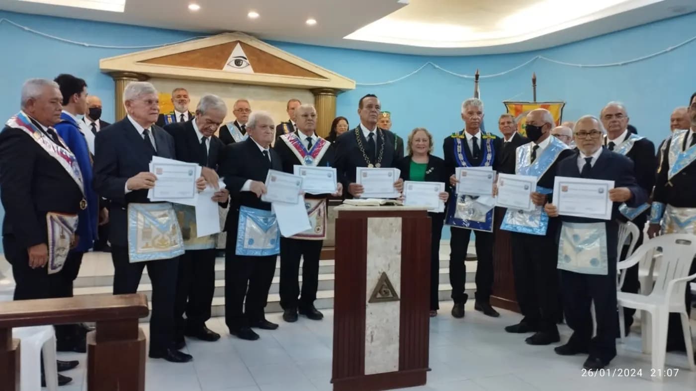 Registro fotográfico: SESSÃO MAGNA PÚBLICA ALUSIVA AO 50º ANO DE FUNDAÇÃO DA ARLS UNIÃO NATALENSE, Nº 2.414, ORIENTE DE PARNAMIRIM/RN.