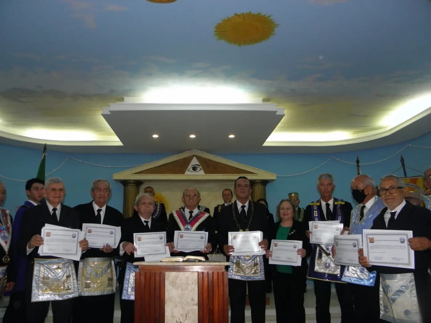 Registro fotográfico: SESSÃO MAGNA PÚBLICA ALUSIVA AO 50º ANO DE FUNDAÇÃO DA ARLS UNIÃO NATALENSE, Nº 2.414, ORIENTE DE PARNAMIRIM/RN.