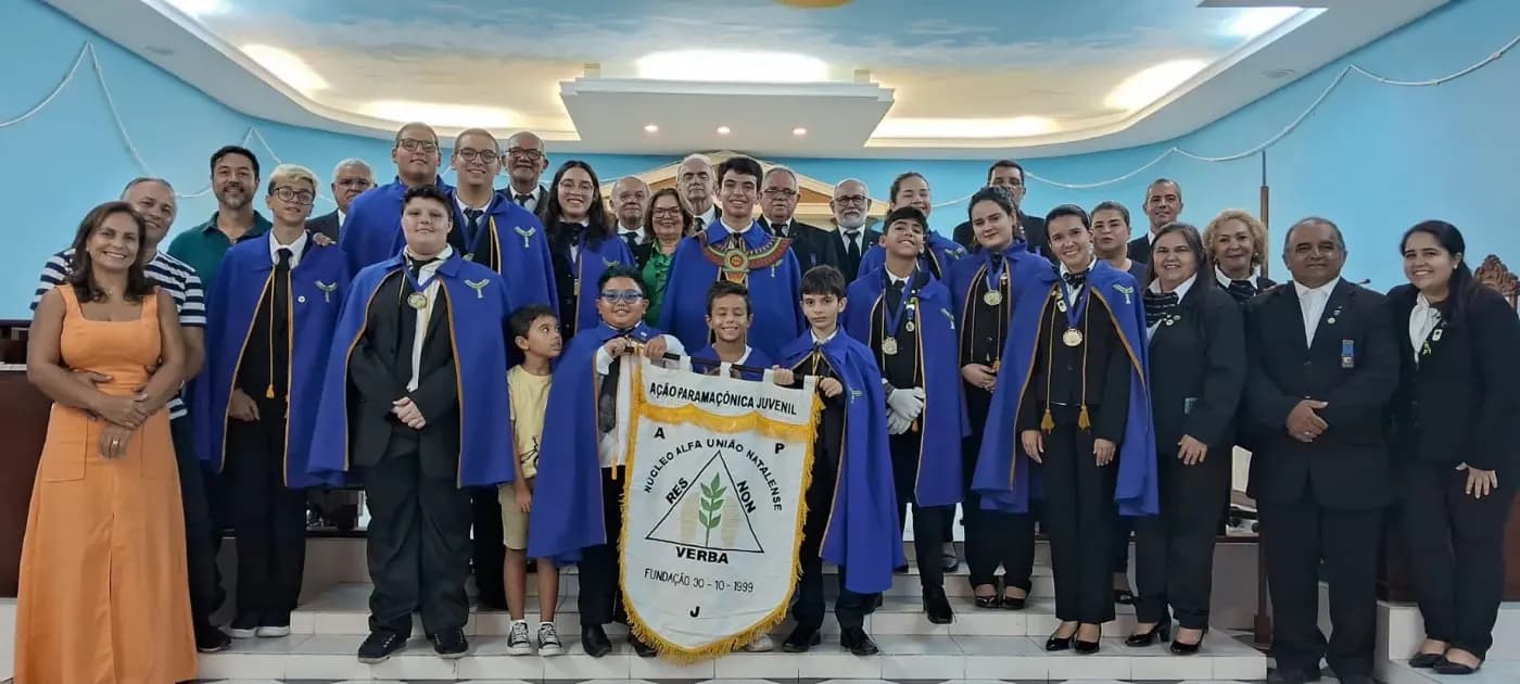 Registro fotográfico: CERIMÔNIA FECHADA DUCTOR INVITATIO E SESSÃO DE POSSE DA NOVA DIRETORIA DO NÚCLEO ALFA UNIÃO NATALENSE N°42, DA AÇÃO PARAMAÇÔNICA JUVENIL DO GRANDE ORIENTE DO BRASIL.