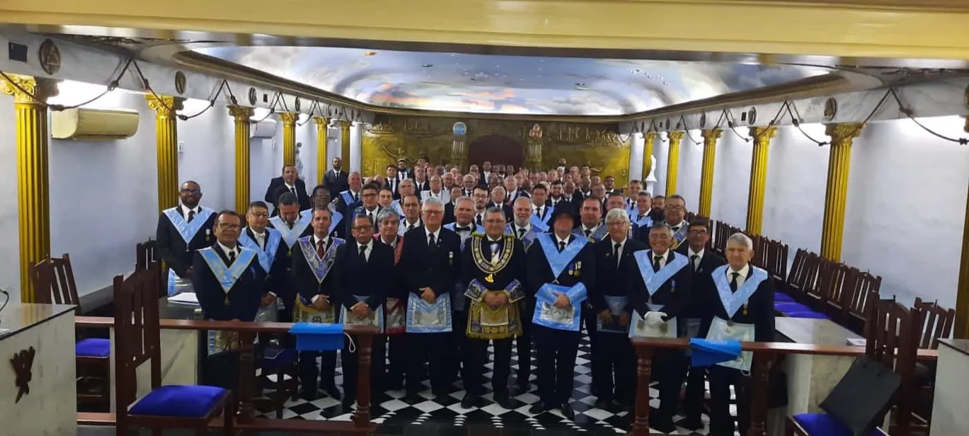 Registro fotográfico: PARTICIPAÇÃO DE COMISSÃO DE REPRESENTAÇÃO DO GOB/RN NA SESSÃO MAGNA DE INSTALAÇÃO E POSSE DE VENERÁVEL MESTRE DA ARLS REGENERAÇÃO NATALENSE Nº 12, ORIENTE DE NATAL/RN, JURISDICIONADA À GRANDE LOJA MAÇÔNICA DO ESTADO DO RIO GRANDE DO NORTE (GLERN).
