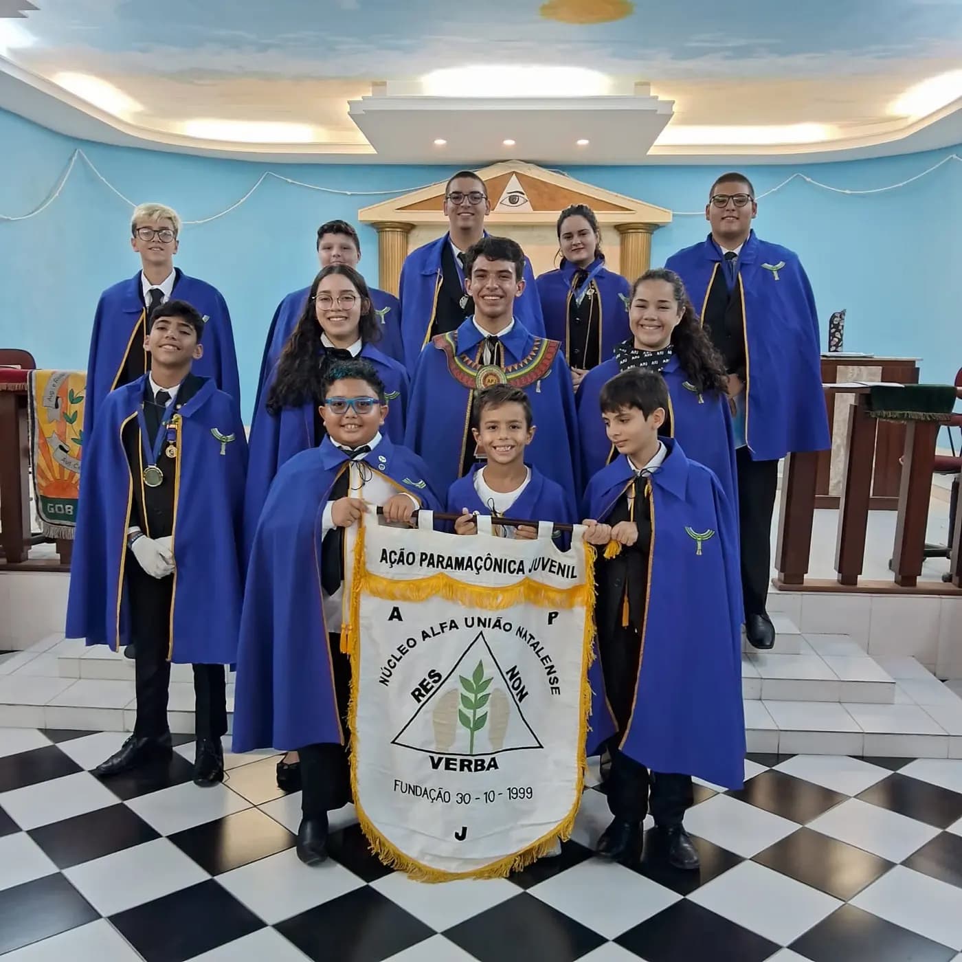 Registro fotográfico: CERIMÔNIA FECHADA DUCTOR INVITATIO E SESSÃO DE POSSE DA NOVA DIRETORIA DO NÚCLEO ALFA UNIÃO NATALENSE N°42, DA AÇÃO PARAMAÇÔNICA JUVENIL DO GRANDE ORIENTE DO BRASIL.