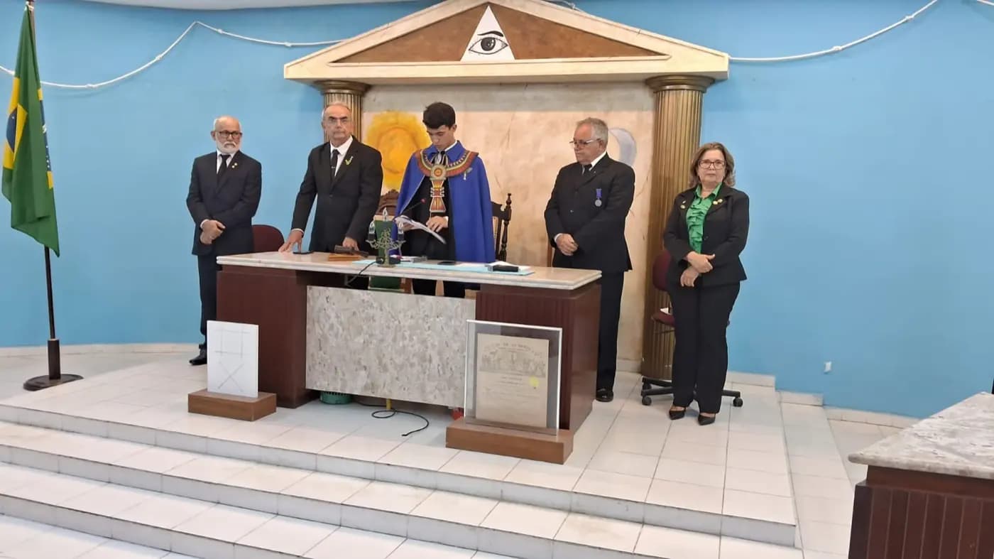 Registro fotográfico: CERIMÔNIA FECHADA DUCTOR INVITATIO E SESSÃO DE POSSE DA NOVA DIRETORIA DO NÚCLEO ALFA UNIÃO NATALENSE N°42, DA AÇÃO PARAMAÇÔNICA JUVENIL DO GRANDE ORIENTE DO BRASIL.