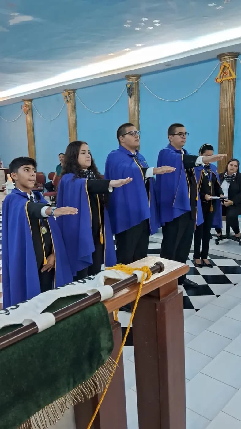 Registro fotográfico: CERIMÔNIA FECHADA DUCTOR INVITATIO E SESSÃO DE POSSE DA NOVA DIRETORIA DO NÚCLEO ALFA UNIÃO NATALENSE N°42, DA AÇÃO PARAMAÇÔNICA JUVENIL DO GRANDE ORIENTE DO BRASIL.