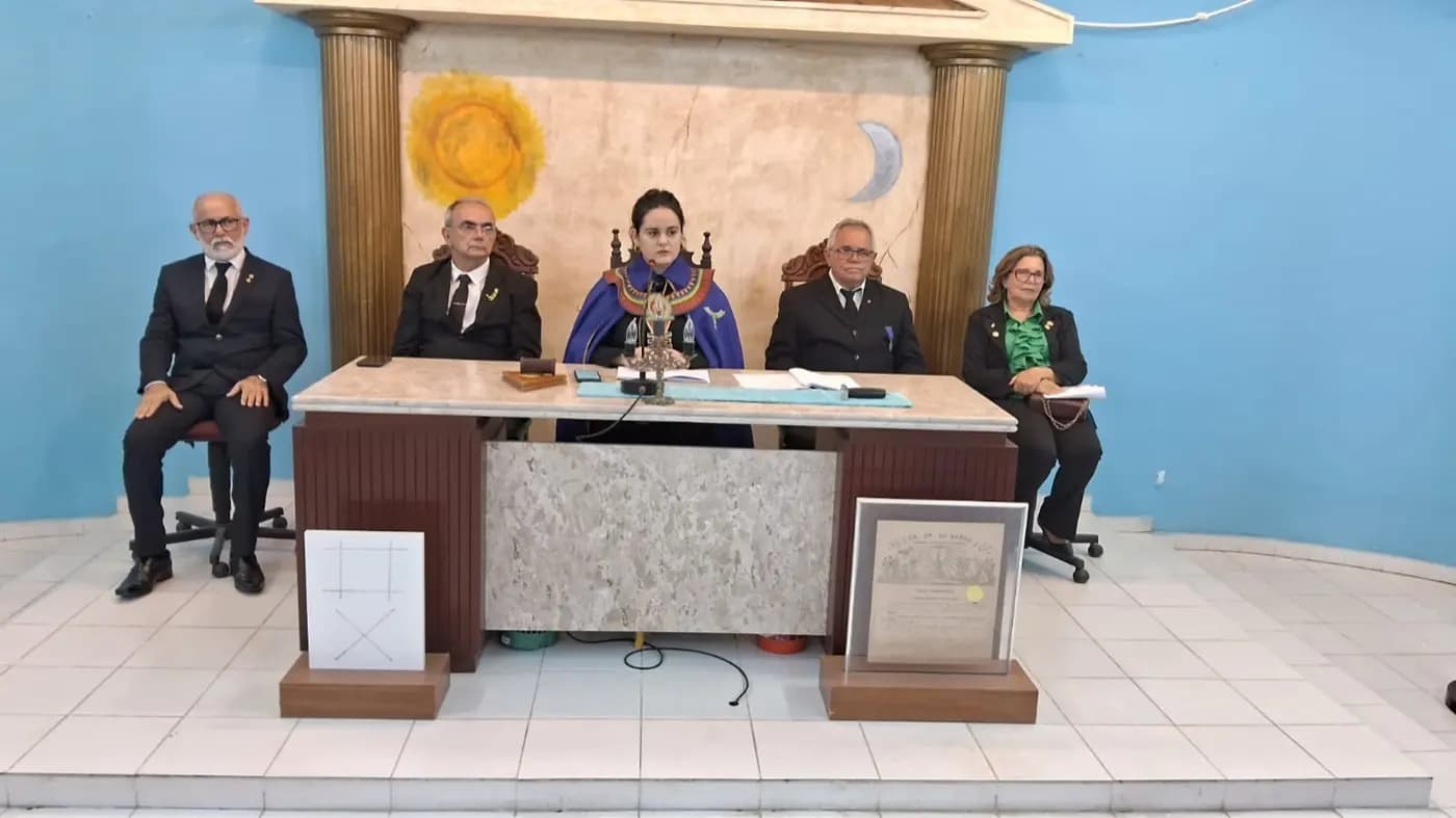 Registro fotográfico: CERIMÔNIA FECHADA DUCTOR INVITATIO E SESSÃO DE POSSE DA NOVA DIRETORIA DO NÚCLEO ALFA UNIÃO NATALENSE N°42, DA AÇÃO PARAMAÇÔNICA JUVENIL DO GRANDE ORIENTE DO BRASIL.