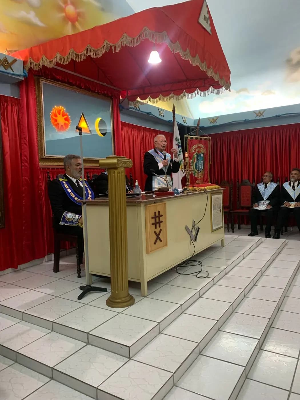 Registro fotográfico: PARTICIPAÇÃO DO GRÃO-MESTRE GOB/RN NA SESSÃO CONJUNTA DAS LOJAS DA 3ª REGIÃO, OCORRIDA NO TEMPLO DA ARLS TRABALHO E FRATERNIDADE Nº 1.518, ORIENTE DE CAICÓ/RN.