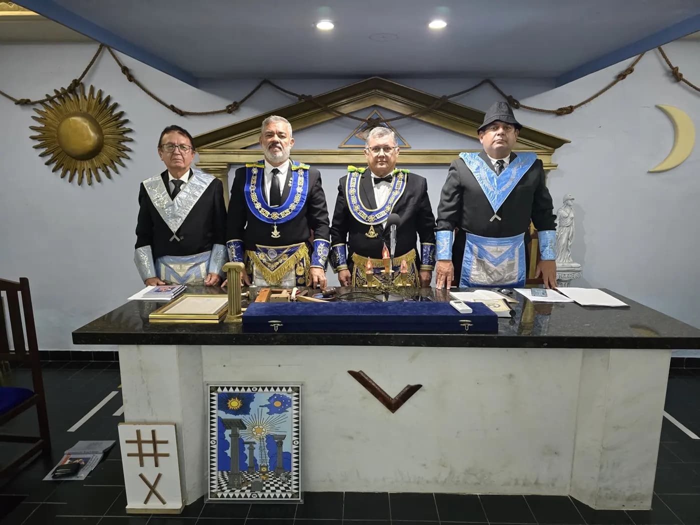 Registro fotográfico: PARTICIPAÇÃO DO GRÃO-MESTRE DO GOB/RN NA SESSÃO MAGNA DE INSTALAÇÃO E POSSE DE VENERÁVEL MESTRE E NOVA DIRETORIA DA ARLS CIDADE DO SOL Nº 25, ORIENTE DE NATAL/RN, JURISDICIONADA À GRANDE LOJA MAÇÔNICA DO ESTADO DO RIO GRANDE DO NORTE (GLERN).
