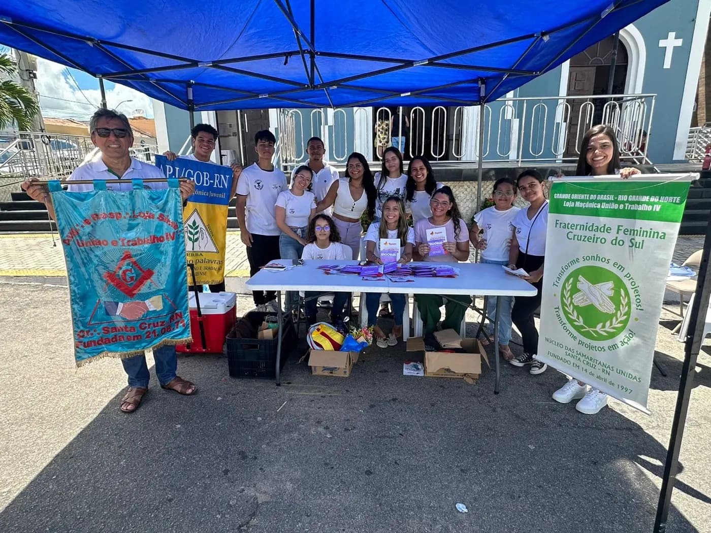 Registro fotográfico: AÇÃO FILANTRÓPICA REALIZADA PELA LOJA MAÇÔNICA UNIÃO E TRABALHO IV Nº 1.838, ORIENTE DE SANTA CRUZ/RN, EM CONJUNTO COM A FRATERNIDADE FEMININA CRUZEIRO DO SUL – SAMARITANAS UNIDAS E O COM NÚCLEO ALFA UNIÃO E TRABALHO SANTACRUZENSE, DA AÇÃO PARAMAÇÔNICA JUVENIL (APJ).