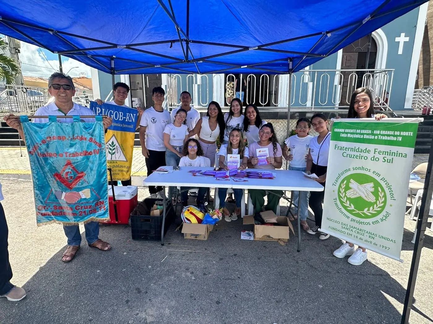 Registro fotográfico: AÇÃO FILANTRÓPICA REALIZADA PELA LOJA MAÇÔNICA UNIÃO E TRABALHO IV Nº 1.838, ORIENTE DE SANTA CRUZ/RN, EM CONJUNTO COM A FRATERNIDADE FEMININA CRUZEIRO DO SUL – SAMARITANAS UNIDAS E O COM NÚCLEO ALFA UNIÃO E TRABALHO SANTACRUZENSE, DA AÇÃO PARAMAÇÔNICA JUVENIL (APJ).