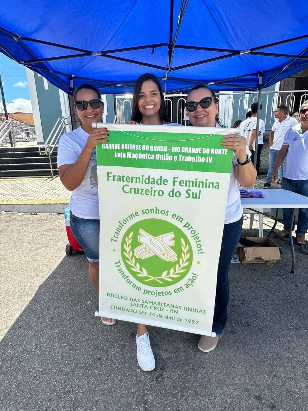 Registro fotográfico: AÇÃO FILANTRÓPICA REALIZADA PELA LOJA MAÇÔNICA UNIÃO E TRABALHO IV Nº 1.838, ORIENTE DE SANTA CRUZ/RN, EM CONJUNTO COM A FRATERNIDADE FEMININA CRUZEIRO DO SUL – SAMARITANAS UNIDAS E O COM NÚCLEO ALFA UNIÃO E TRABALHO SANTACRUZENSE, DA AÇÃO PARAMAÇÔNICA JUVENIL (APJ).