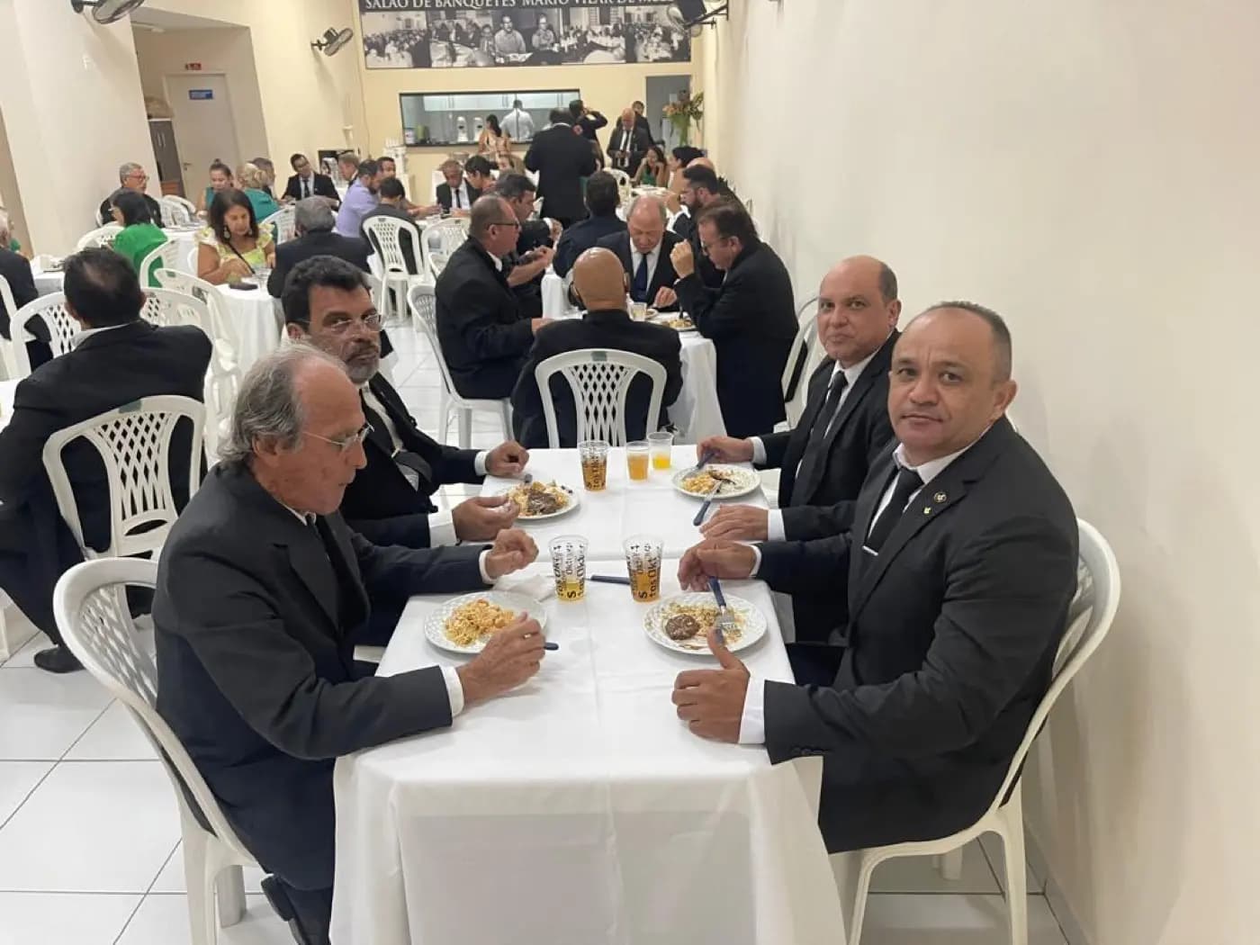 Registro fotográfico: PARTICIPAÇÃO DO GRÃO-MESTRE DO GOB/RN NA SESSÃO MAGNA DE INICIAÇÃO DA ARLS JOÃO CECÍLIO DA COSTA N° 2.116, ORIENTE DE NATAL/RN.