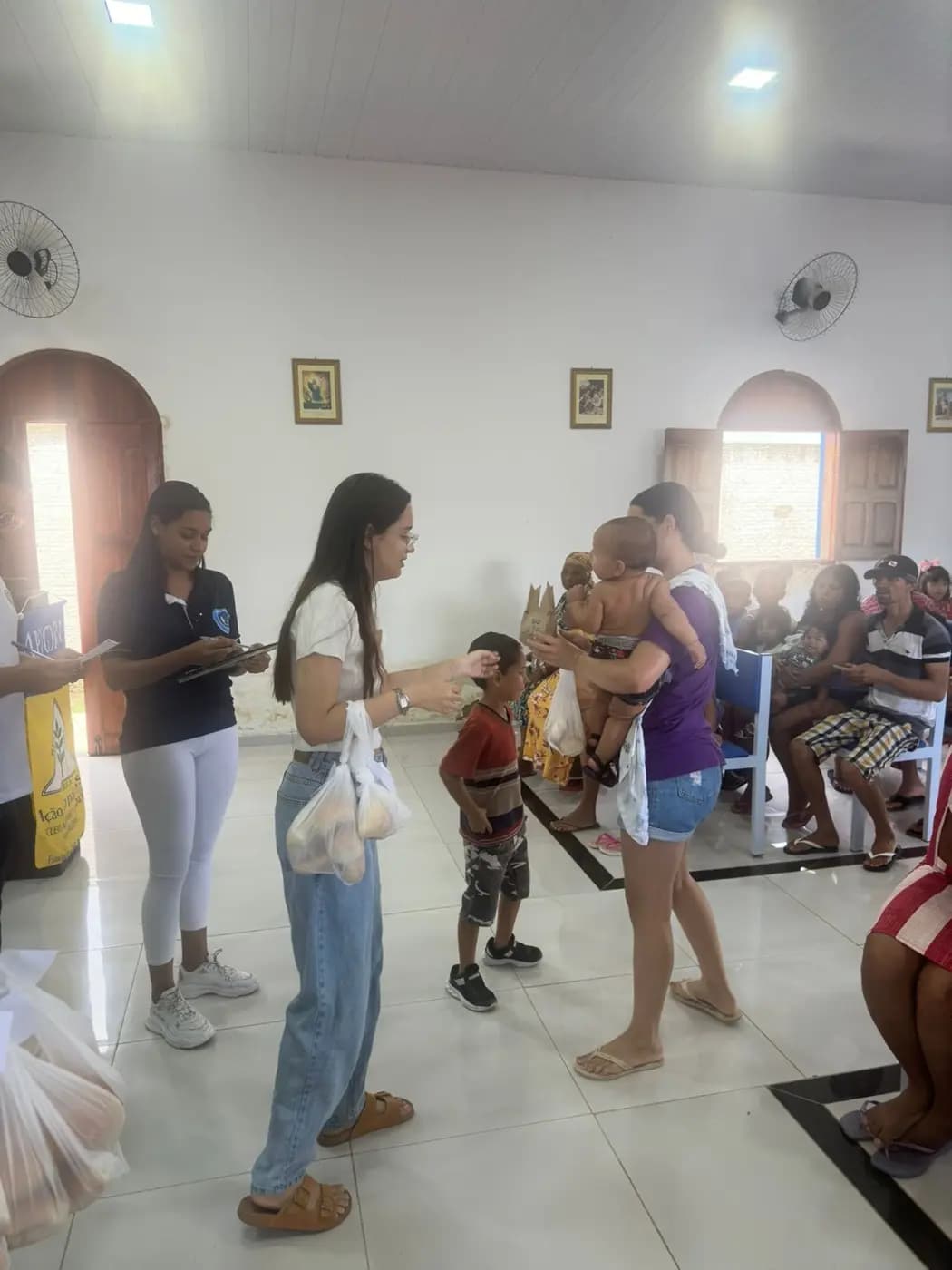 Registro fotográfico: AÇÃO FILANTRÓPICA REALIZADA PELA LOJA MAÇÔNICA UNIÃO E TRABALHO IV Nº 1.838, ORIENTE DE SANTA CRUZ/RN, EM CONJUNTO COM A FRATERNIDADE FEMININA CRUZEIRO DO SUL – SAMARITANAS UNIDAS, E O COM NÚCLEO ALFA UNIÃO E TRABALHO SANTACRUZENSE, DA AÇÃO PARAMAÇÔNICA JUVENIL (APJ).