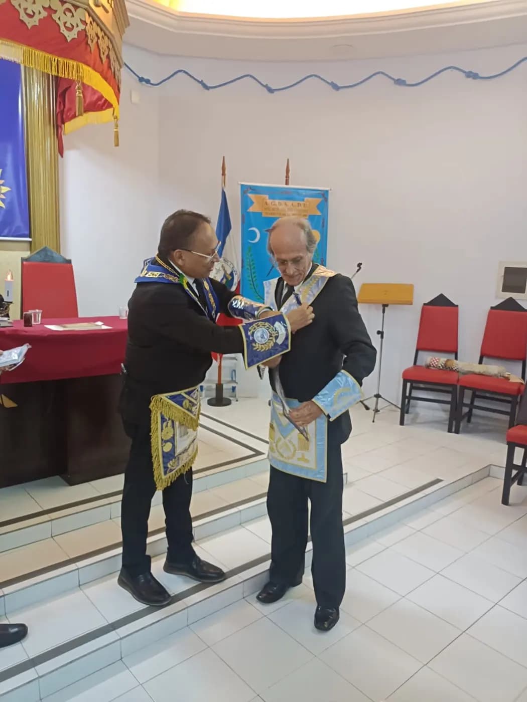 Registro fotográfico: PARTICIPAÇÃO DO GRÃO-MESTRE E DO GRÃO-MESTRE ADJUNTO DO GOB/RN NA SESSÃO ORDINÁRIA NO GRAU DE APRENDIZ, DA ARLS UNIVERSITÁRIA MÁRIO VILAR DE MELO Nº 4.085, ORIENTE DE NATAL/RN.