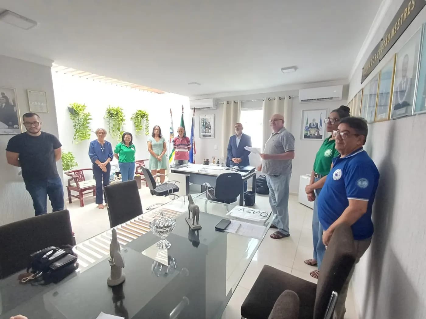 Registro fotográfico: ENTREGA DE CERTIFICADO DE PARTICIPAÇÃO NO “SEGUNDO BATE-PAPO COM APRENDIZES MAÇONS” AO ESTIMADO IRMÃO BRENO EDUARDO CORREIA IRINEU, SERVIDOR GOB/RN.