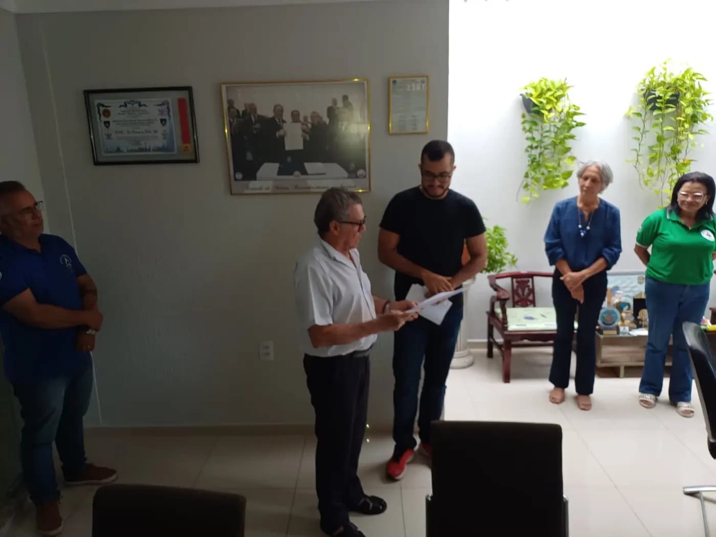 Registro fotográfico: ENTREGA DE CERTIFICADO DE PARTICIPAÇÃO NO “SEGUNDO BATE-PAPO COM APRENDIZES MAÇONS” AO ESTIMADO IRMÃO BRENO EDUARDO CORREIA IRINEU, SERVIDOR GOB/RN.
