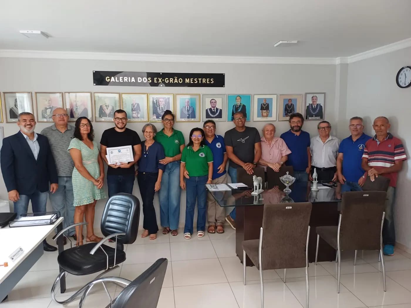 Registro fotográfico: ENTREGA DE CERTIFICADO DE PARTICIPAÇÃO NO “SEGUNDO BATE-PAPO COM APRENDIZES MAÇONS” AO ESTIMADO IRMÃO BRENO EDUARDO CORREIA IRINEU, SERVIDOR GOB/RN.