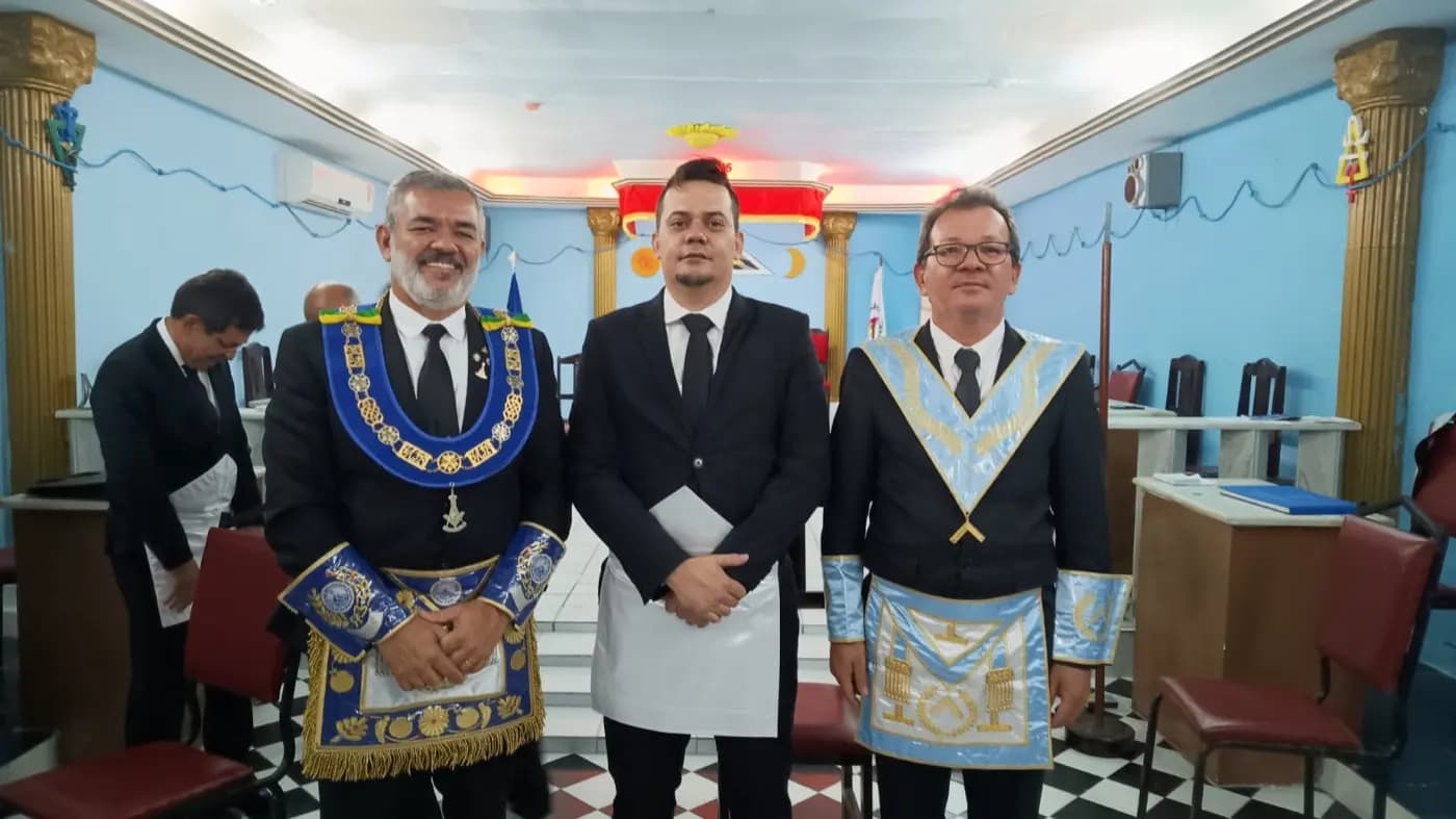 Registro fotográfico: PARTICIPAÇÃO DO GRÃO-MESTRE DO GOB/RN NA SESSÃO MAGNA DE INICIAÇÃO REALIZADA PELA ARLS TRAMPOLIM DA VITÓRIA N° 1.606, ORIENTE DE NATAL/RN.