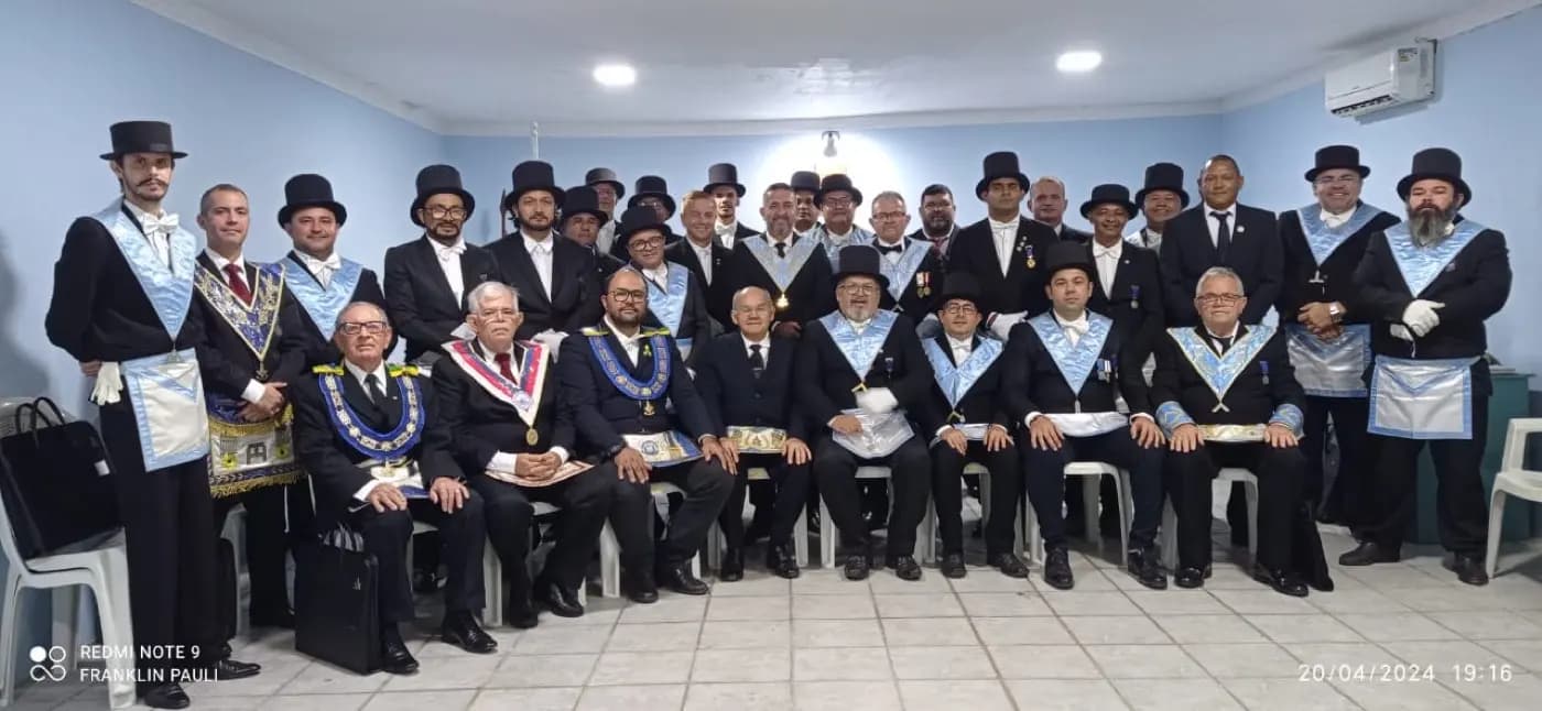 Registro fotográfico: PARTICIPAÇÃO DO SECRETÁRIO DE PLANEJAMENTO E TI DO GOB/RN NA SESSÃO MAGNA CONJUNTA DO RITO SCHRÖDER, REALIZADA PELA ARLS LUIZ GONZAGA DO NASCIMENTO Nº 4.567, ORIENTE DE SANTA MARIA/RN, E PELA ARLS UNIVERSITÁRIA ESTRELA NATALENSE Nº 4.122, ORIENTE DE PARNAMIRIM/RN.