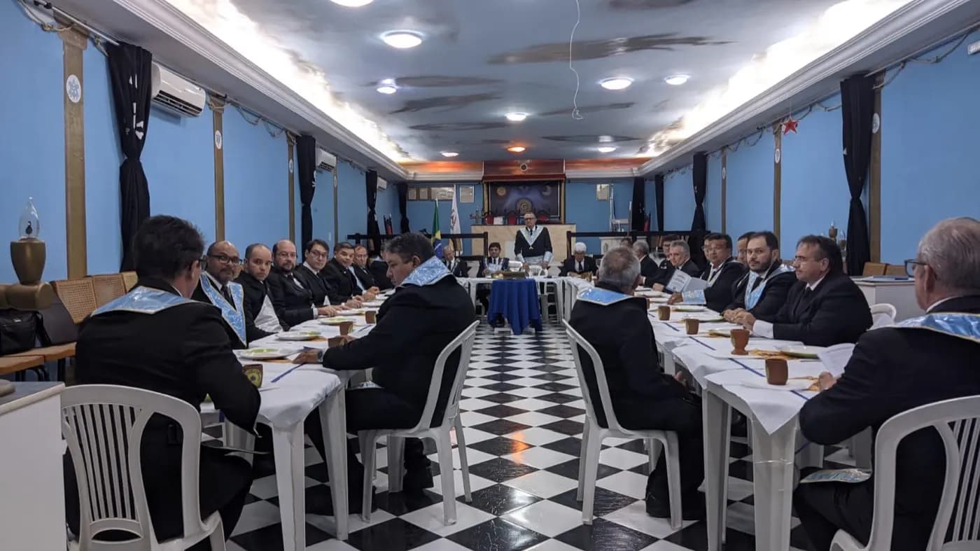Registro fotográfico: BANQUETE RITUALÍSTICO EM HOMENAGEM AO 38º ANO DE FUNDAÇÃO DA ARLS MANOEL REGINALDO DA ROCHA Nº 2.439, ORIENTE DE PAU DOS FERROS/RN.