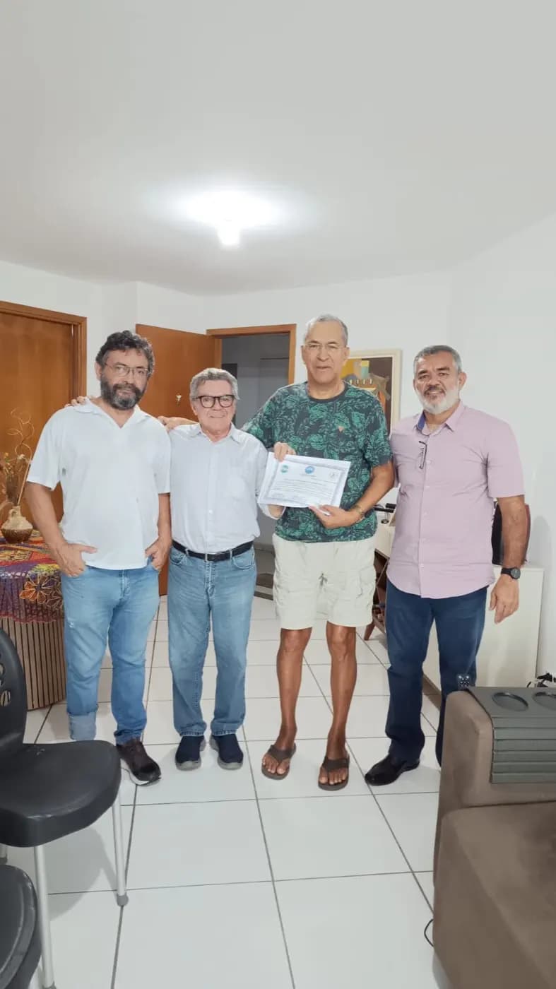 Registro fotográfico: ENTREGA DE CERTIFICADO DE PARTICIPAÇÃO NO “SEGUNDO BATE-PAPO COM APRENDIZES MAÇONS” AO ESTIMADO IRMÃO AMAURY OLIVEIRA DE QUEIROZ, MEMBRO DA ARLS 21 DE ABRL Nº 1.864, ORIENTE DE PARNAMIRIM/RN.