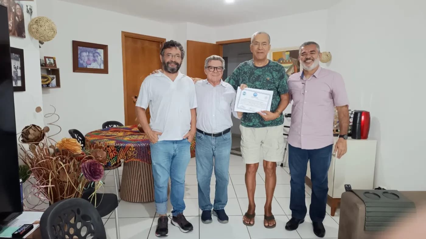 Registro fotográfico: ENTREGA DE CERTIFICADO DE PARTICIPAÇÃO NO “SEGUNDO BATE-PAPO COM APRENDIZES MAÇONS” AO ESTIMADO IRMÃO AMAURY OLIVEIRA DE QUEIROZ, MEMBRO DA ARLS 21 DE ABRL Nº 1.864, ORIENTE DE PARNAMIRIM/RN.