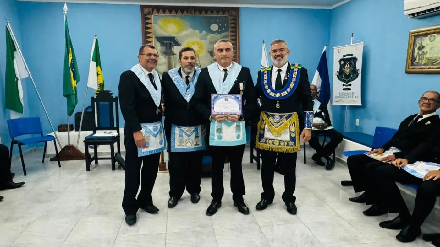 Registro fotográfico: PARTICIPAÇÃO DO GRÃO-MESTRE DO GOB/RN NA SESSÃO MAGNA DE INICIAÇÃO REALIZADA PELA ARLS PEDRO ALVES PINHEIRO N° 3.918, ORIENTE DE EXTREMOZ/RN.