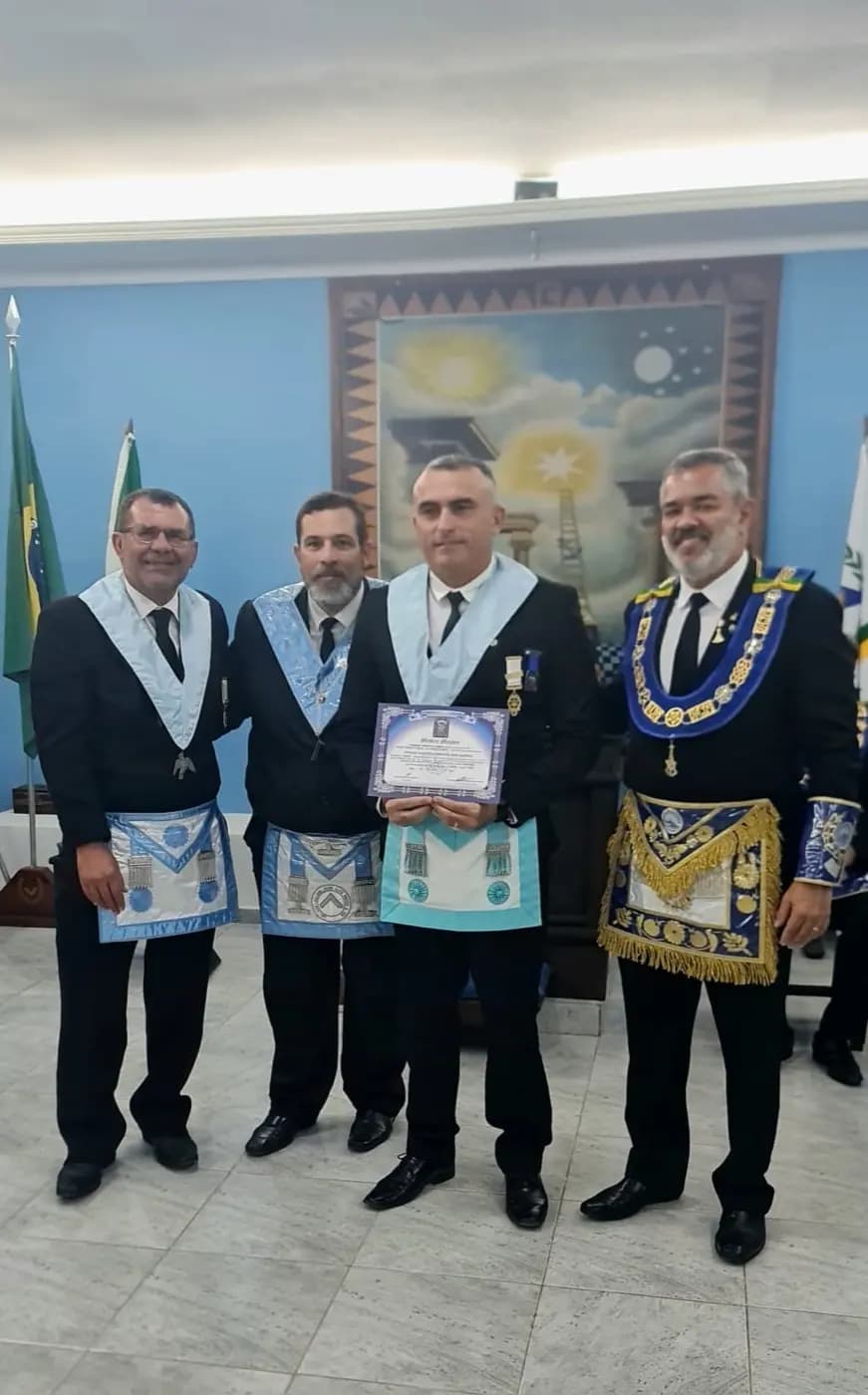 Registro fotográfico: PARTICIPAÇÃO DO GRÃO-MESTRE DO GOB/RN NA SESSÃO MAGNA DE INICIAÇÃO REALIZADA PELA ARLS PEDRO ALVES PINHEIRO N° 3.918, ORIENTE DE EXTREMOZ/RN.
