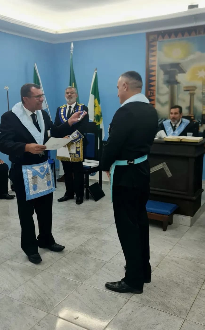 Registro fotográfico: PARTICIPAÇÃO DO GRÃO-MESTRE DO GOB/RN NA SESSÃO MAGNA DE INICIAÇÃO REALIZADA PELA ARLS PEDRO ALVES PINHEIRO N° 3.918, ORIENTE DE EXTREMOZ/RN.