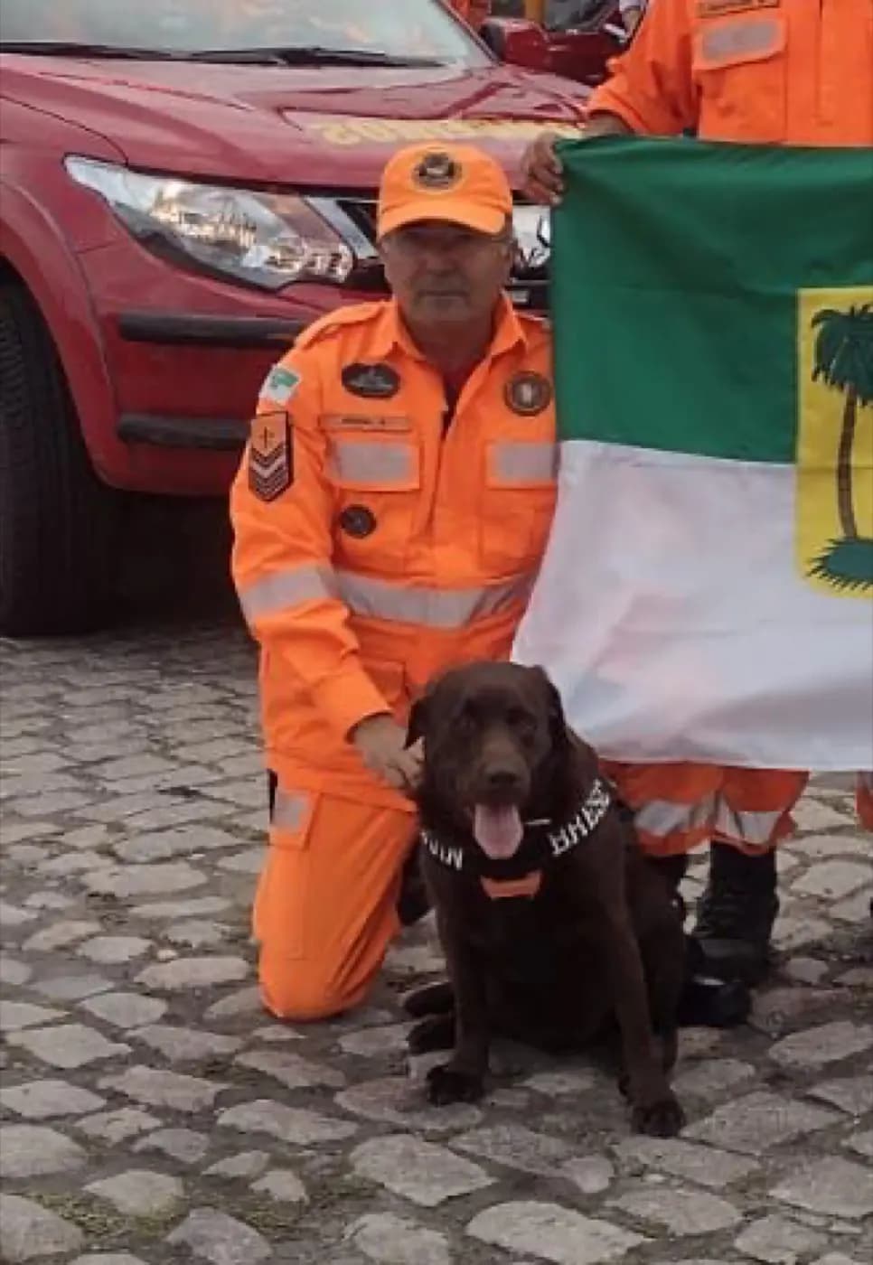 Registro fotográfico: MEMBRO DA ARLS ESTRELA NATALENSE Nº 4.122, ORIENTE DE PARNAMIRIM/RN, COMPÕE A EQUIPE DE BOMBEIROS MILITARES DO RIO GRANDE DO NORTE QUE SEGUIU EM MISSÃO DE AJUDA HUMANITÁRIA PARA O RIO GRANDE DO SUL.