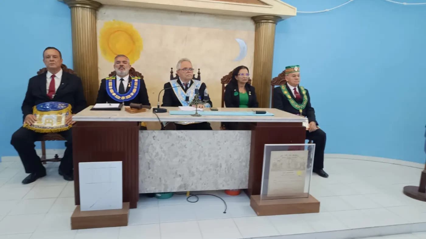 Registro fotográfico: PARTICIPAÇÃO DO GRÃO-MESTRE DO GOB/RN NA SESSÃO MAGNA PÚBLICA CONJUNTA EM COMEMORAÇÃO AO DIA DAS MÃES, REALIZADA PELAS LOJAS MAÇÔNICAS UNIÃO NATALENSE Nº 2.414, AURORA DO ORIENTE Nº 3.269, ARY REIS DUARTE Nº 4.251, UNIVERSITÁRIA ESTRELA NATALENSE Nº 4.122 E MONTEIRO LOBATO Nº 4.162, TODAS DO ORIENTE DE PARNAMIRIM/RN.