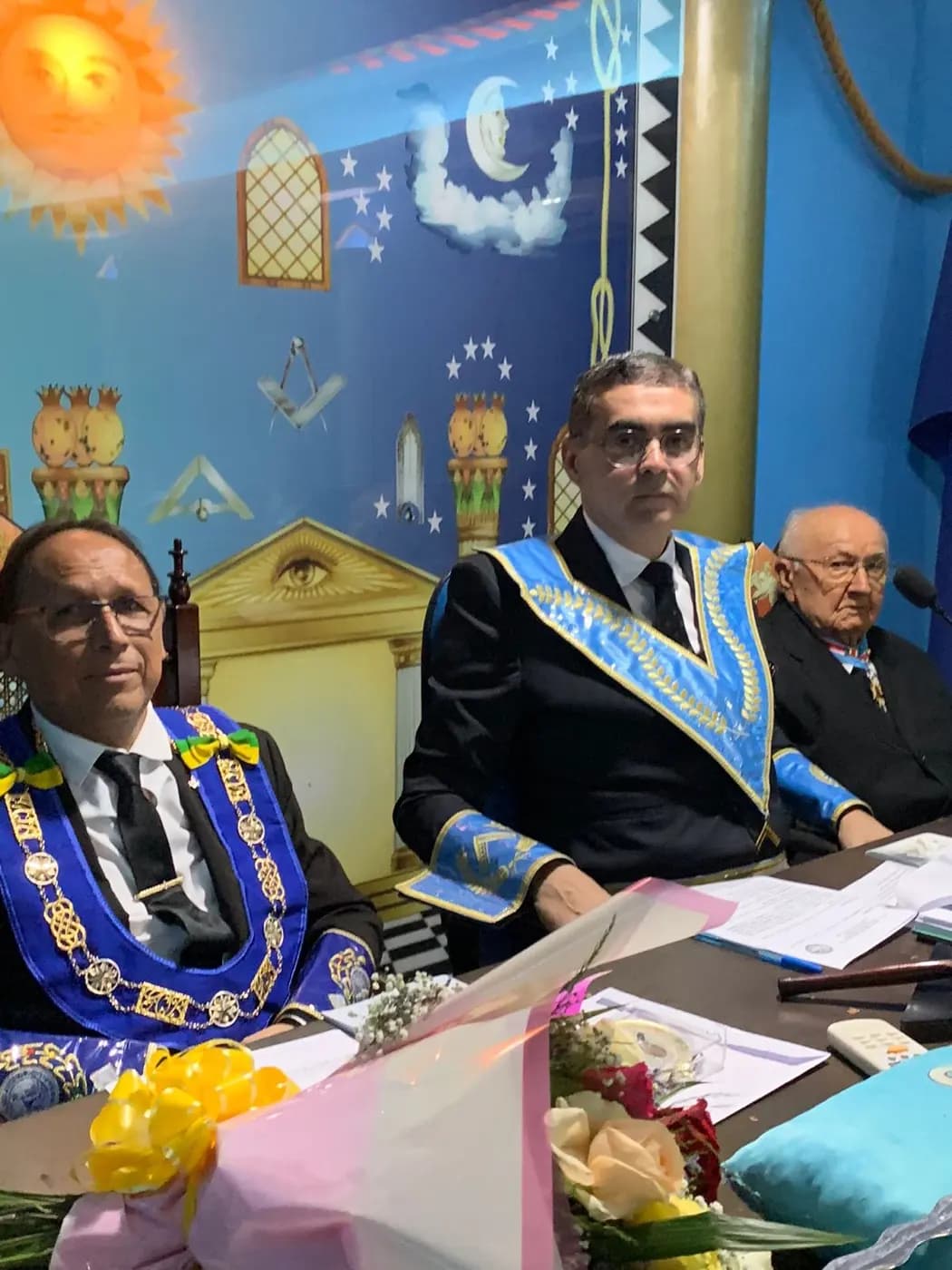 Registro fotográfico: PARTICIPAÇÃO DO GRÃO-MESTRE ADJUNTO DO GOB/RN NA SESSÃO MAGNA PÚBLICA “NOITE HISTÓRICA”, PROMOVIDA PELA LOJA MAÇÔNICA SEBASTIÃO VASCONCELOS DOS SANTOS Nº 3.759, ORIENTE DE MOSSORÓ/RN.