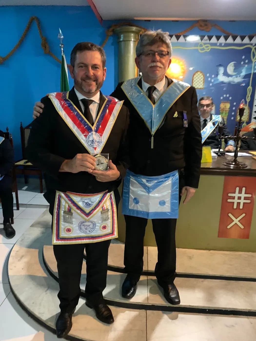 Registro fotográfico: PARTICIPAÇÃO DO GRÃO-MESTRE ADJUNTO DO GOB/RN NA SESSÃO MAGNA PÚBLICA “NOITE HISTÓRICA”, PROMOVIDA PELA LOJA MAÇÔNICA SEBASTIÃO VASCONCELOS DOS SANTOS Nº 3.759, ORIENTE DE MOSSORÓ/RN.