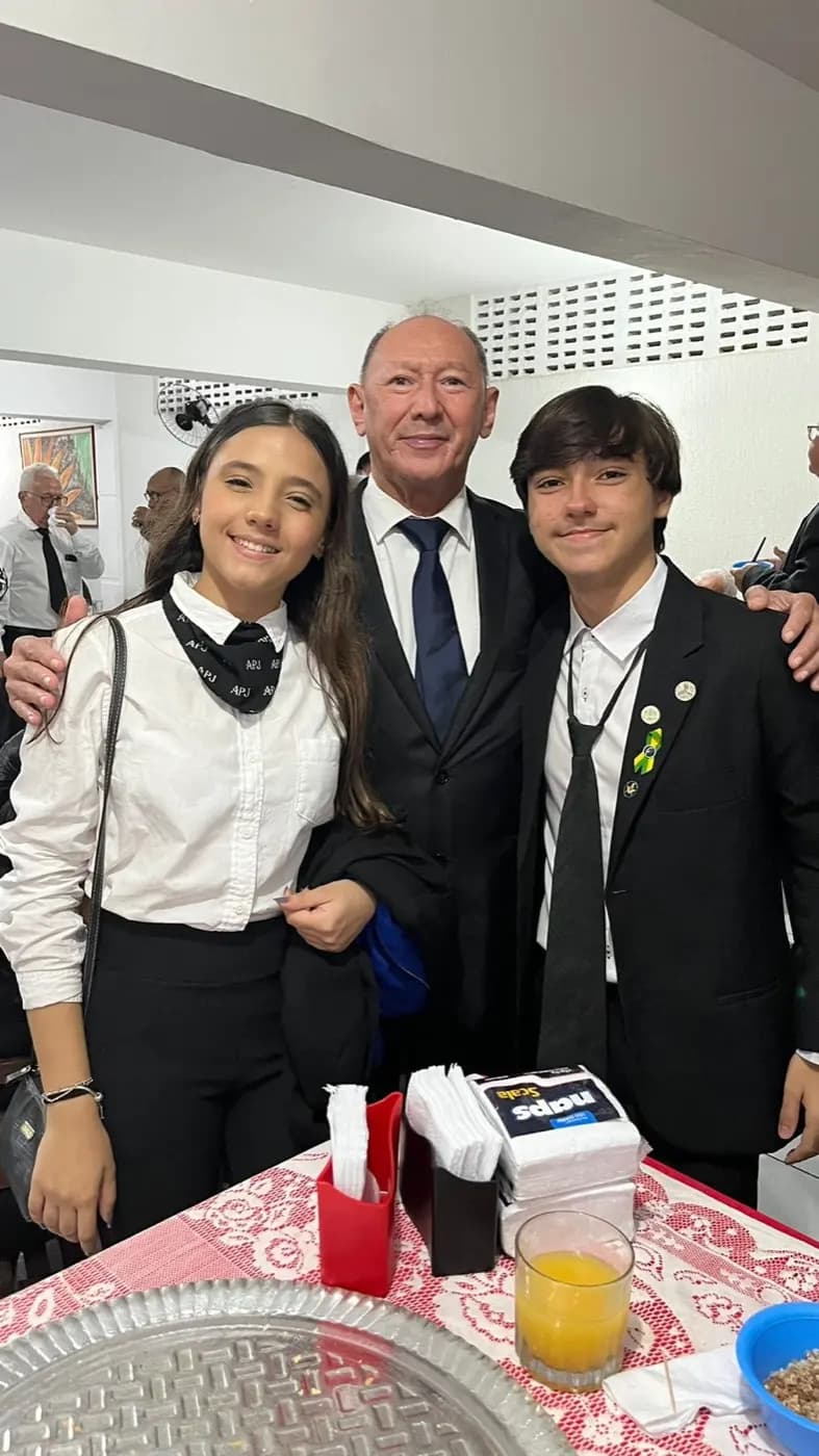 Registro fotográfico: PARTICIPAÇÃO DE COMISSÃO DE REPRESENTAÇÃO DO NÚCLEO ALFA UNIÃO NATALENSE, DA AÇÃO PARAMAÇÔNICA JUVENIL (APJ), NA SESSÃO MAGNA PÚBLICA ALUSIVA AO ANIVERSÁRIO DA LOJA MAÇÔNICA EMÍDIO FAGUNDES, ORIENTE DE NATAL/RN, JURISDICIONADA GRANDE ORIENTE DO RIO GRANDE DO NORTE (GORN).