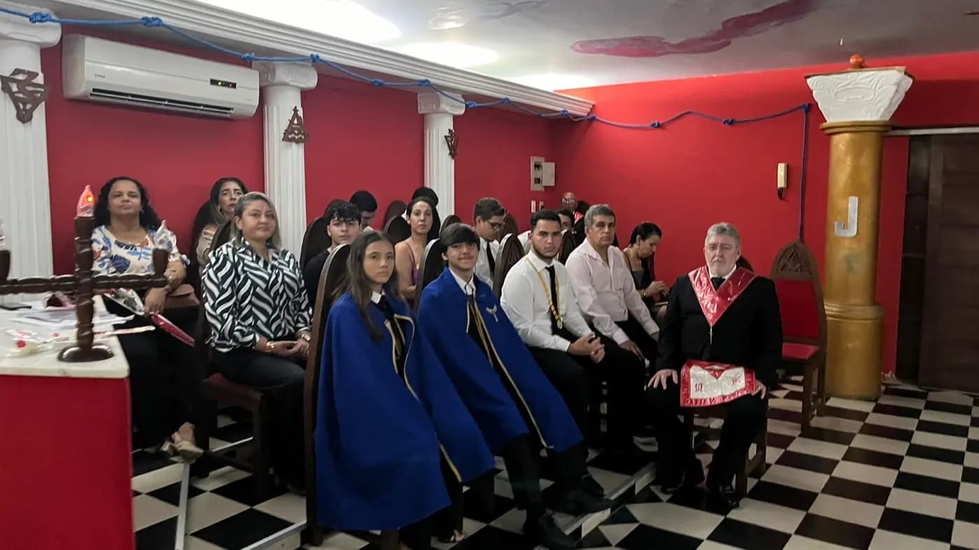 Registro fotográfico: PARTICIPAÇÃO DE COMISSÃO DE REPRESENTAÇÃO DO NÚCLEO ALFA UNIÃO NATALENSE, DA AÇÃO PARAMAÇÔNICA JUVENIL (APJ), NA SESSÃO MAGNA PÚBLICA ALUSIVA AO ANIVERSÁRIO DA LOJA MAÇÔNICA EMÍDIO FAGUNDES, ORIENTE DE NATAL/RN, JURISDICIONADA GRANDE ORIENTE DO RIO GRANDE DO NORTE (GORN).