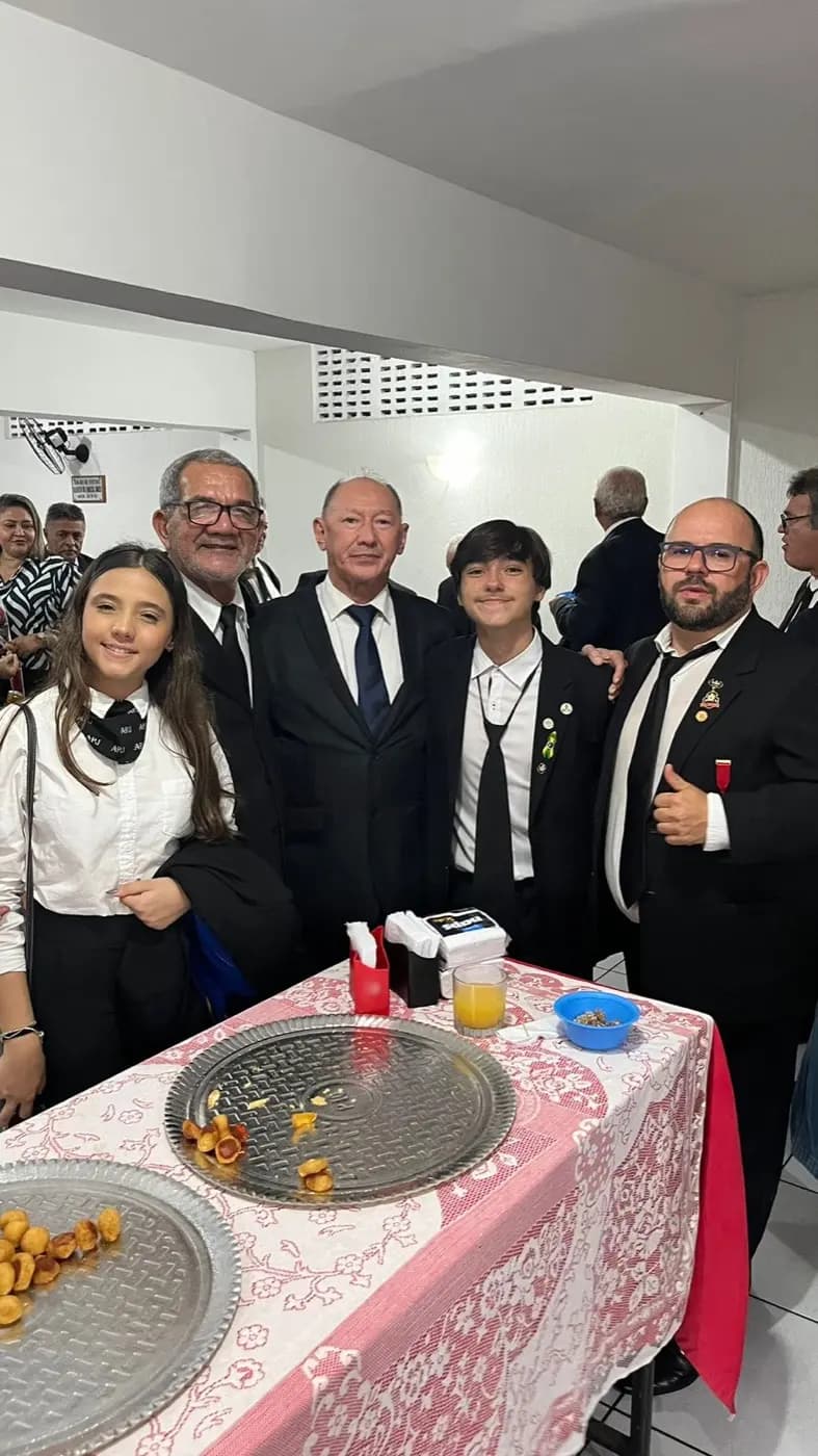 Registro fotográfico: PARTICIPAÇÃO DE COMISSÃO DE REPRESENTAÇÃO DO NÚCLEO ALFA UNIÃO NATALENSE, DA AÇÃO PARAMAÇÔNICA JUVENIL (APJ), NA SESSÃO MAGNA PÚBLICA ALUSIVA AO ANIVERSÁRIO DA LOJA MAÇÔNICA EMÍDIO FAGUNDES, ORIENTE DE NATAL/RN, JURISDICIONADA GRANDE ORIENTE DO RIO GRANDE DO NORTE (GORN).